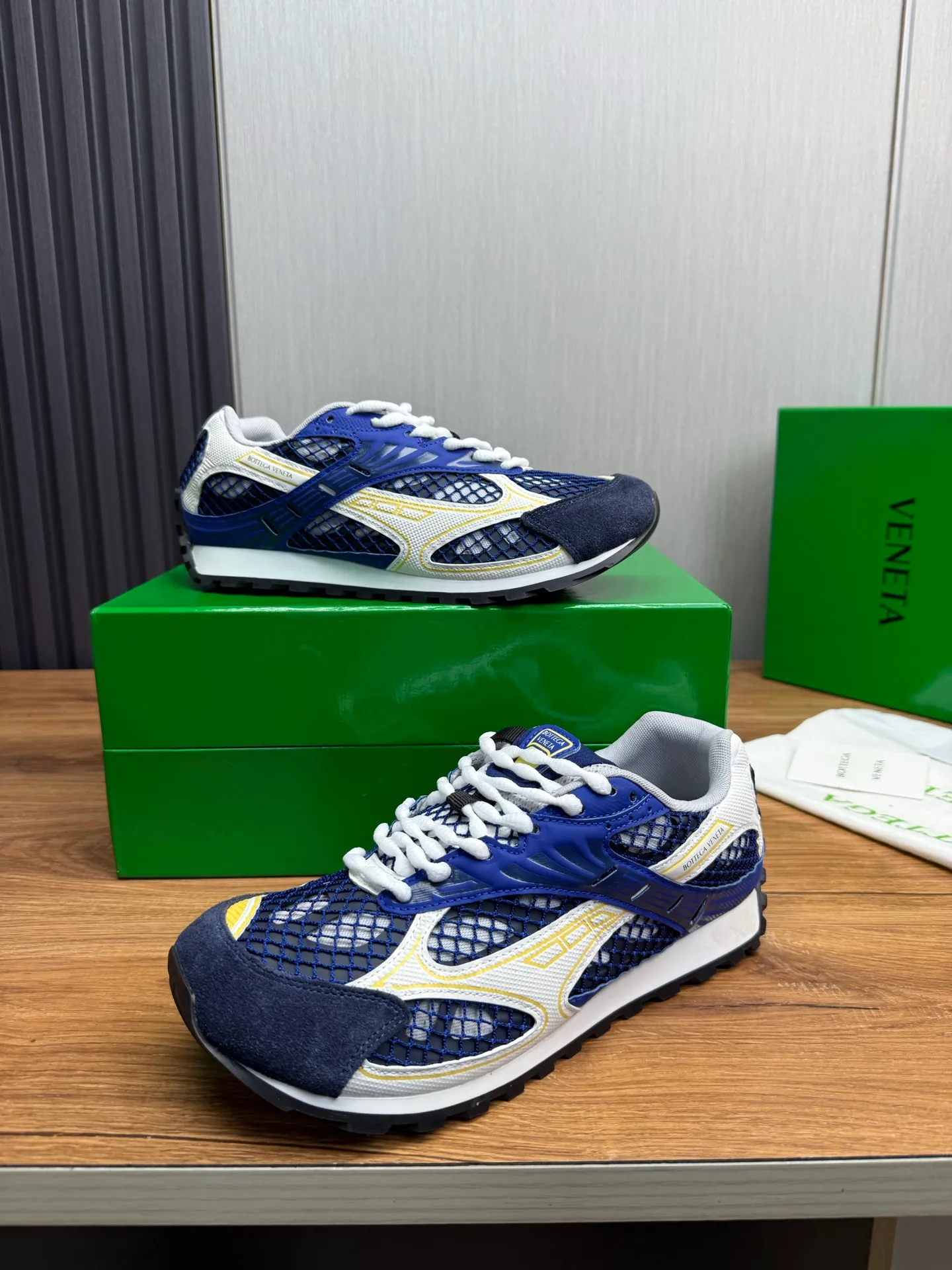 Men's men's shoes 💰620💰 BV top version 𝘽𝙊𝙏𝙏𝙀𝙂𝘼 𝙑𝙀𝙉𝙀𝙏𝘼 Orbit sneakers Wang Yibo same style couple style dad shoes 🩷💚 Runner sneakers, made of lightweight technical mesh fabric. Features a geometric patterned rubber outsole. Pay attention to the package craftsmanship ❕ High version shipping ❗️ Very nice, durable to play with and durable to make ✔️ Standard version 💯💯 The outsole is made of color-blocked TPU outsole. Women’s model 35-41 (40 41 customized) Men’s model 39-46 (45.46 customized) Equipped with original packaging